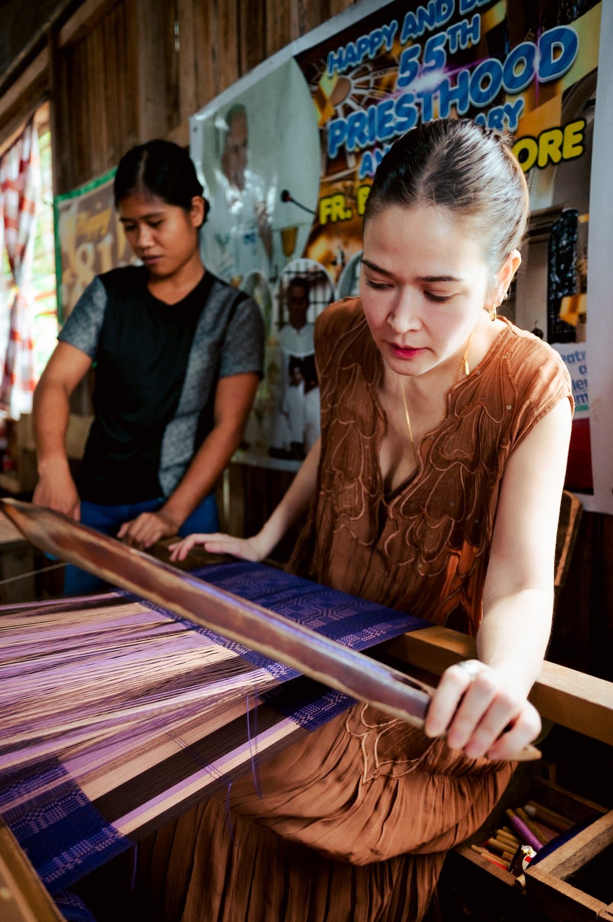 Bela Padilla weaving purple fabric
