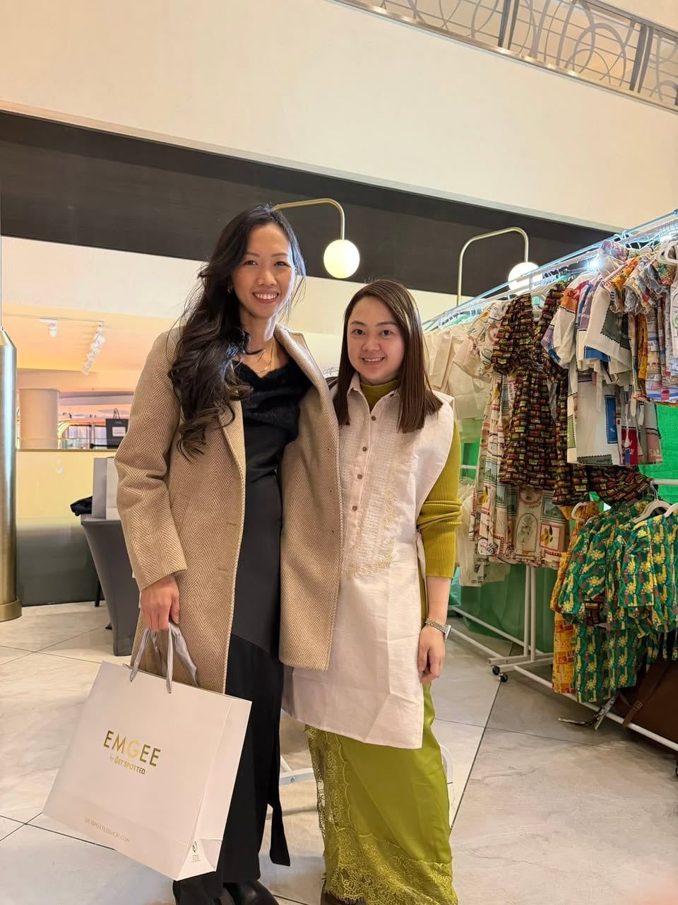 Shoppers with an EMGEE bag at the Get Spotted booth, YAMAN New York
